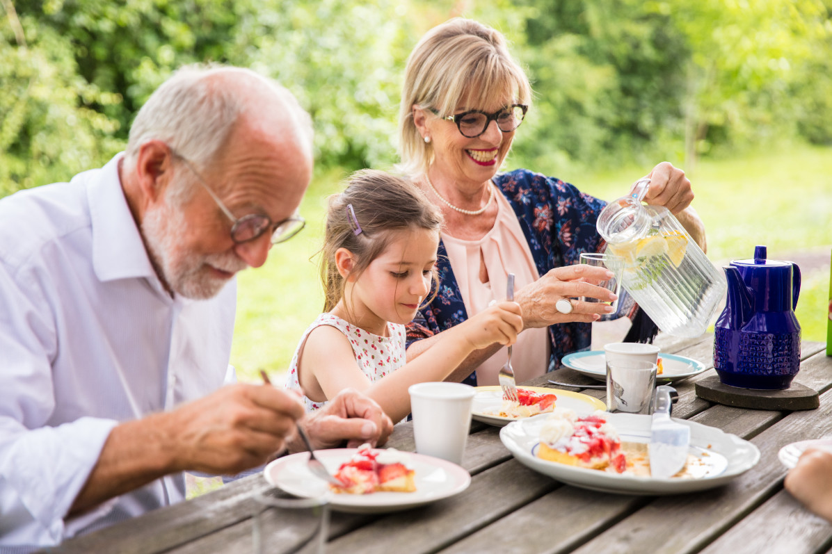 campagne fotografie voor cambio, twee grootouders samen met hun kleinkind aan het ontbijt